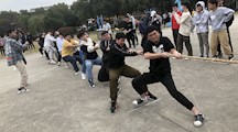 电气工程系团总支开展冬季拔河比赛