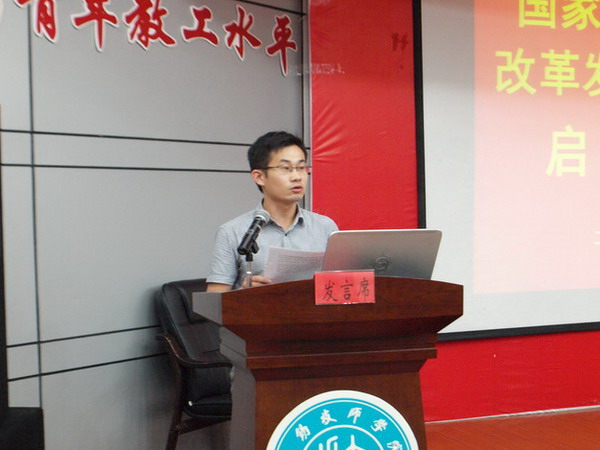 电气工程系副主任景魏作“以精品课程建设为抓手，全力推进示范校建设”为题的大会发言