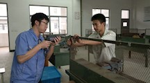 师生喜迎新学年   钳桌旧貌换新颜