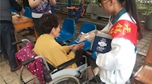 爱心献社会，真情暖人间