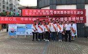 青春五月红旗展 便民服务暖人心