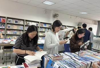 我院成功举办2025年精品教材巡展 