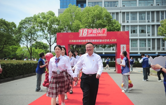 青春展风采，报国启新程