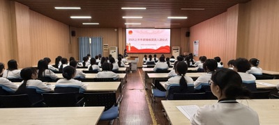 青春向党启新程