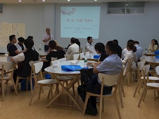 学院开展家长学校活动：做一位“会爱”的家长