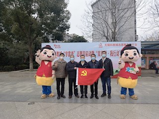 行政一支部党员参加社区植树活动