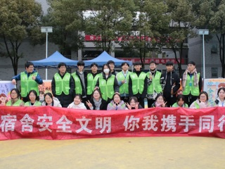 第一届宿舍文化节活动之五：开展学生宿舍安全文明公约签名活动