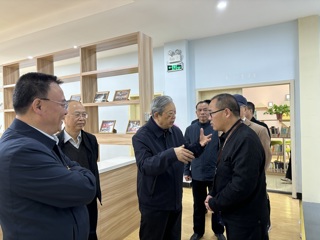 市关工委主任缪根宝一行来心理健康辅导中心调研