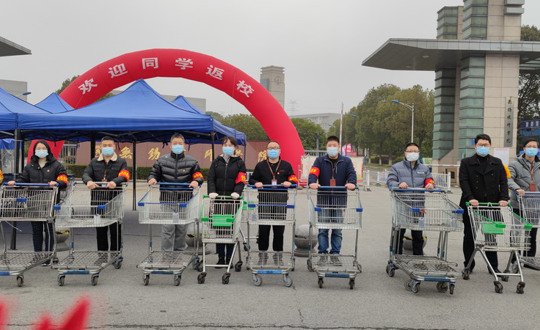 助力返校报到 志愿者在行动