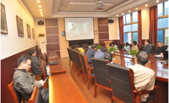 东绛综合支部组织观看《永远在路上》专题片