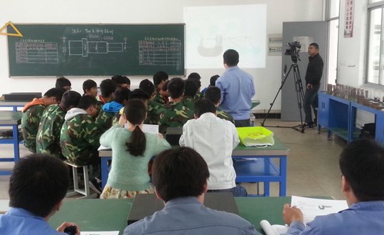 推进国示范校建设 加快课程改革步伐