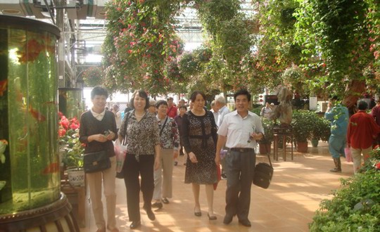 我院组织离退休教工欢度首个法定老年节