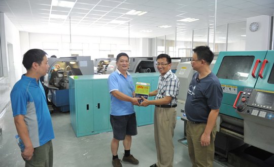 工会慰问备战全市技工技能节的教师