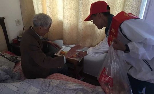 培育敬老校风，建设和谐社会