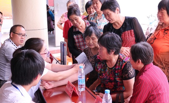 青年教师进社区　温馨服务永相伴