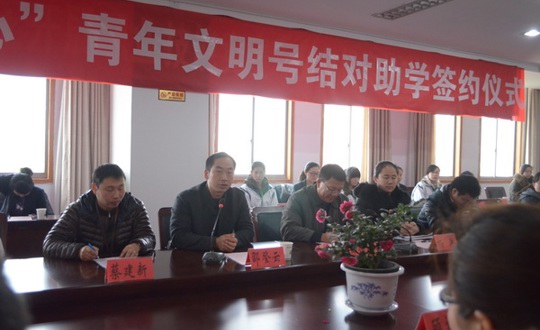 热心献学校 爱心暖学子