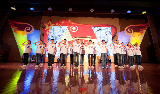 让青春在奋斗中闪光