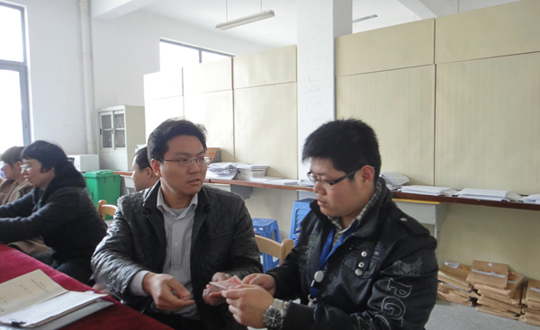 爱心帮困  坚持帮学