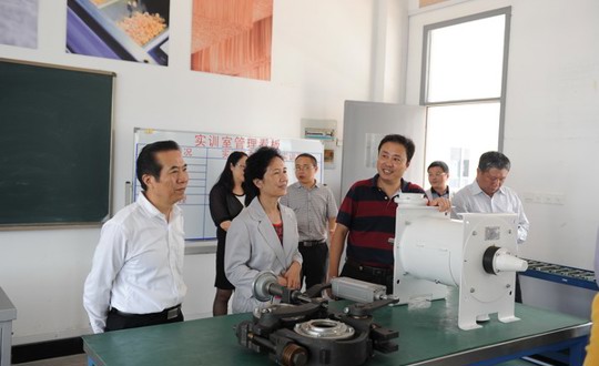 景德镇市人大常委会副主任沈薇一行来学院考察学习