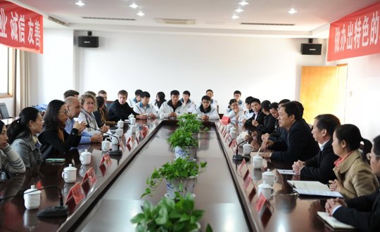 相知无远近  万里尚为邻