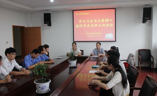 三尺讲台系国运，一生秉烛铸民魂