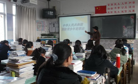 “五老”法制教育进校园