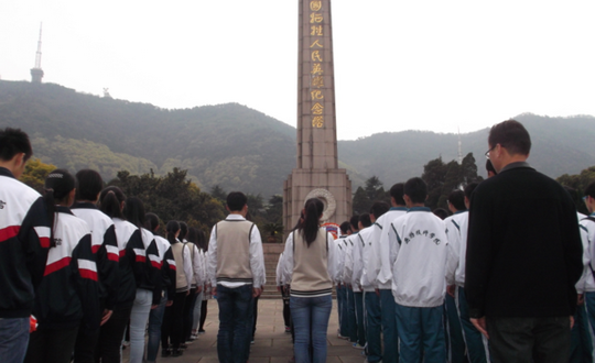 敬烈士忠魂  扬青年精神