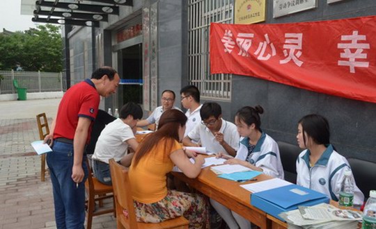 百名心理委员进社区系列活动之九：走进东风社区