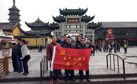 志愿交通协勤  展现党员风采