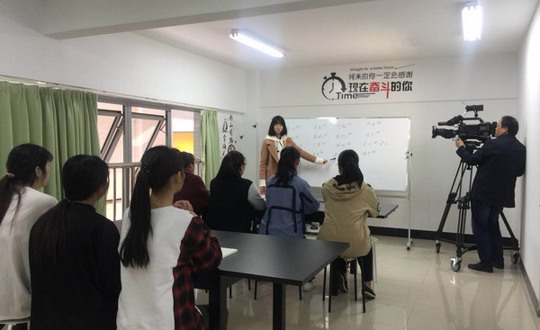 江苏教育频道《江苏职教40年》专题片摄制组走进我院