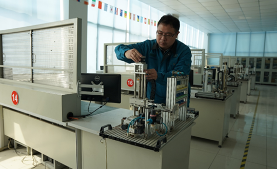 江苏省无锡技师学院张俊获评“江苏工匠”称号