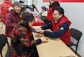 践雷锋精神 暖社区民心
