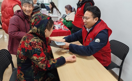 践雷锋精神 暖社区民心