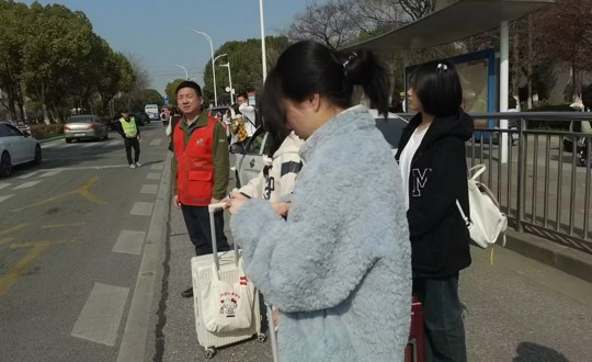 行政三支部开展“学雷锋“志愿服务活动月文明实践公益活动