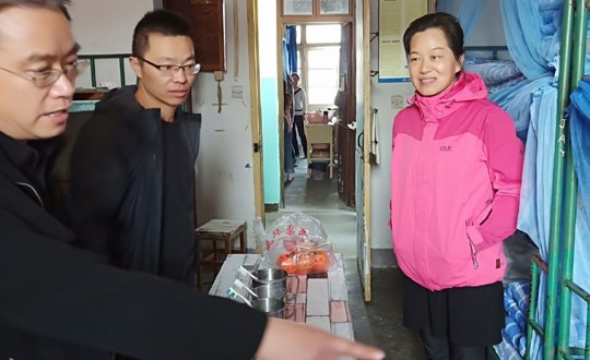 关注学生 让鲜红的党旗在学生心中飘起来