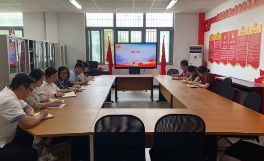 现代服务系召开“学习两会精神”支部党员大会