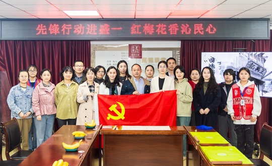 非遗技艺进社区  红梅花香沁民心