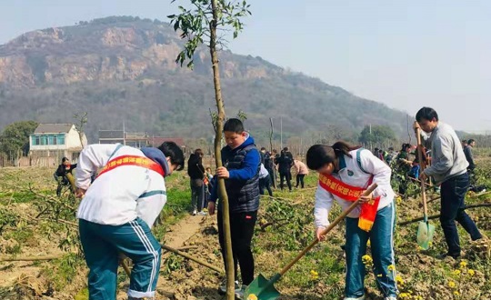 我院学生代表参加义务植树活动