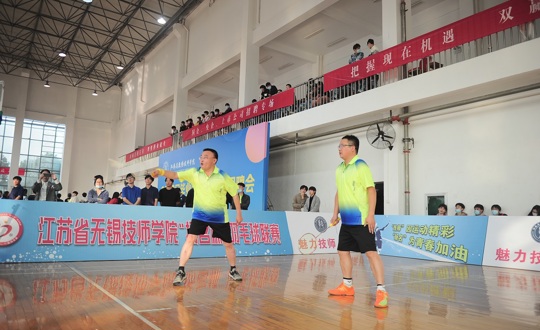 我院首届“扬名杯”羽毛球联赛顺利开赛