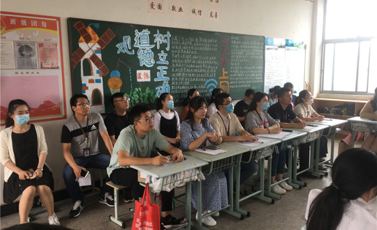 文化创意系党支部组织党员教师观摩防疫主题班会