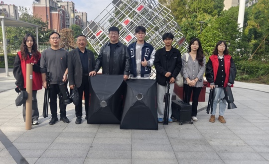 镜中微笑 党心相连