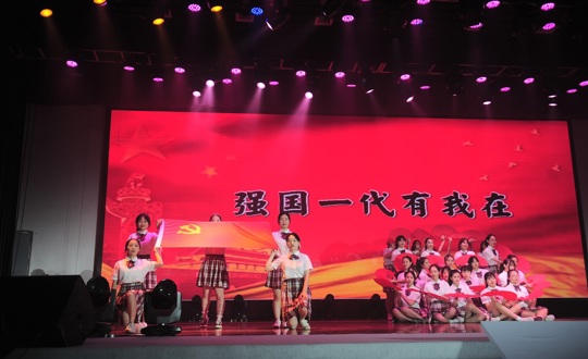 学院成功开展“百年归来仍少年”主题校会