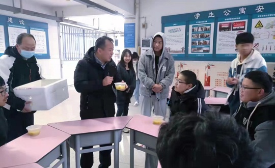 院领导元宵节看望海东学生