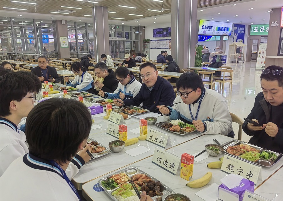 倾听心声暖人心 共话发展谋新篇