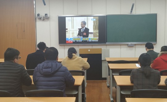 信息工程系党员观看两会中部长通道视频