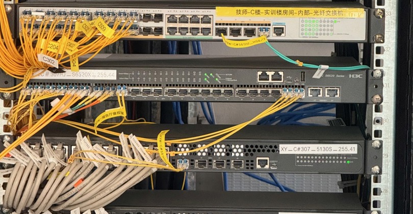 信息管理中心组织开展弱电设备间安全检查